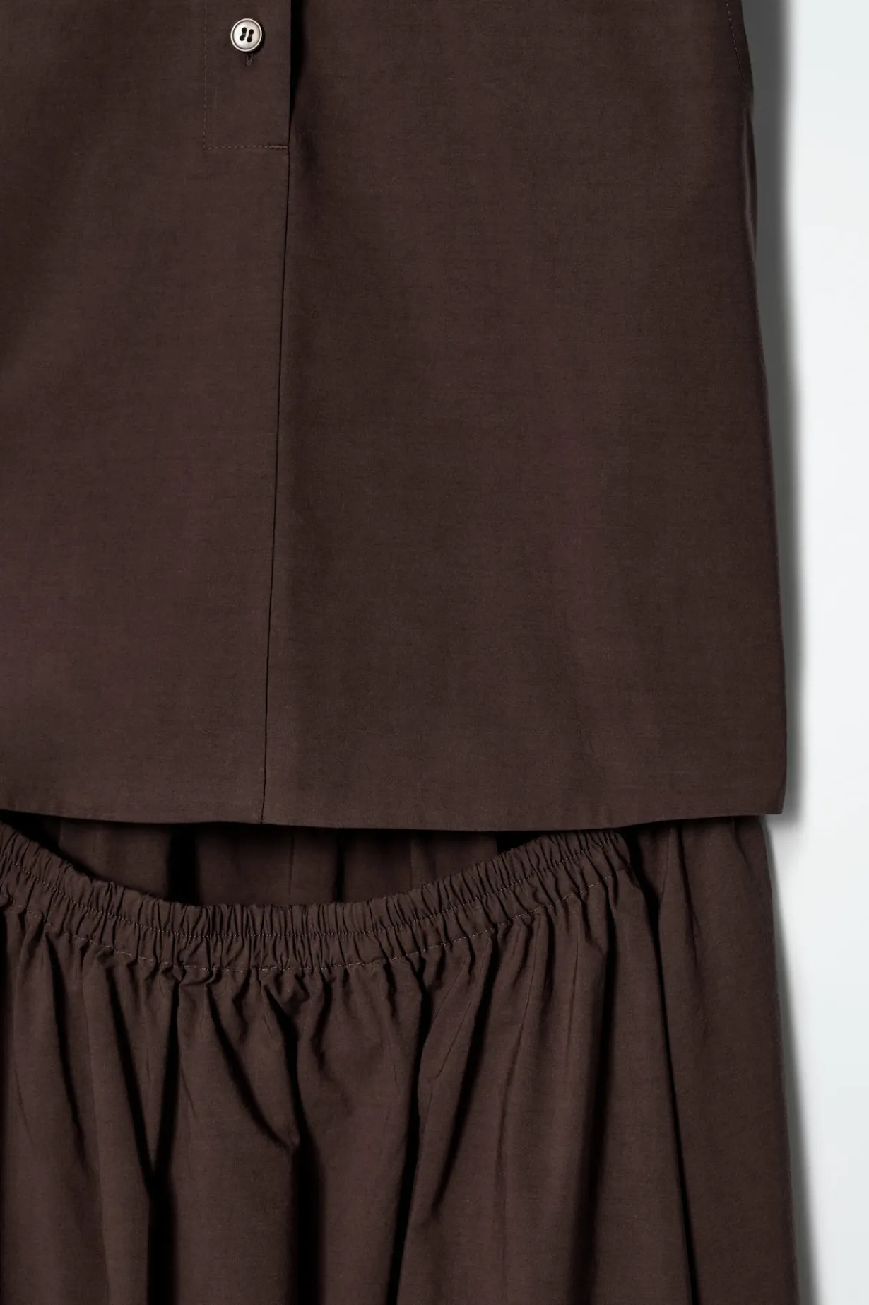 MAXIKLEID AUS BAUMWOLLE MIT RÜCKENAUSSCHNITT