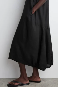 MAXIKLEID AUS LEINEN MIT ELASTISCHEM SAUM