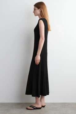 MAXIKLEID MIT FALTEN