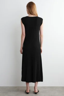 MAXIKLEID MIT FALTEN