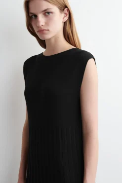 MAXIKLEID MIT FALTEN