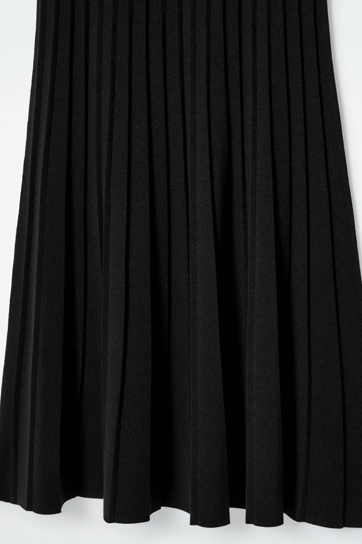 MAXIKLEID MIT FALTEN
