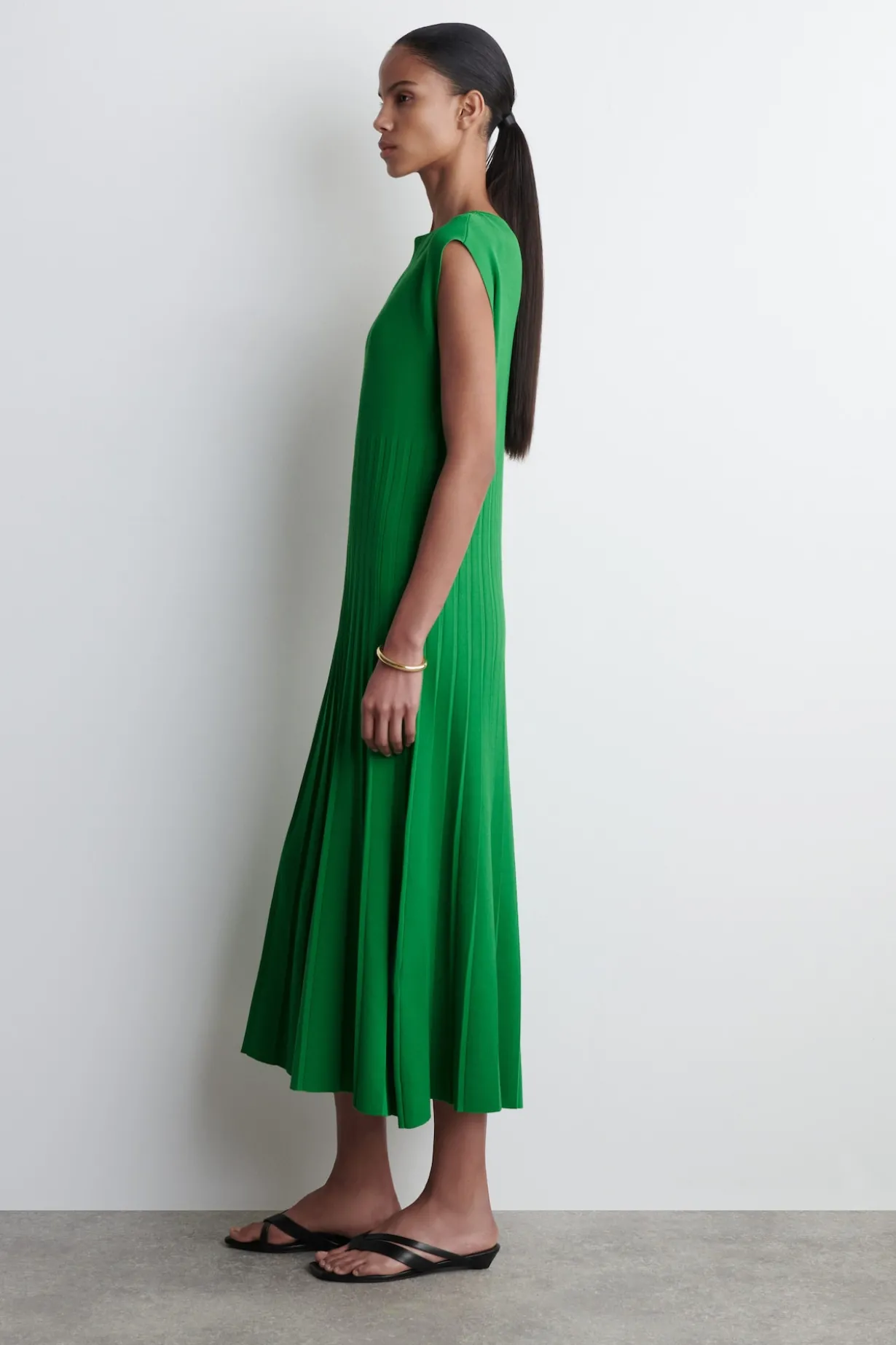 MAXIKLEID MIT FALTEN