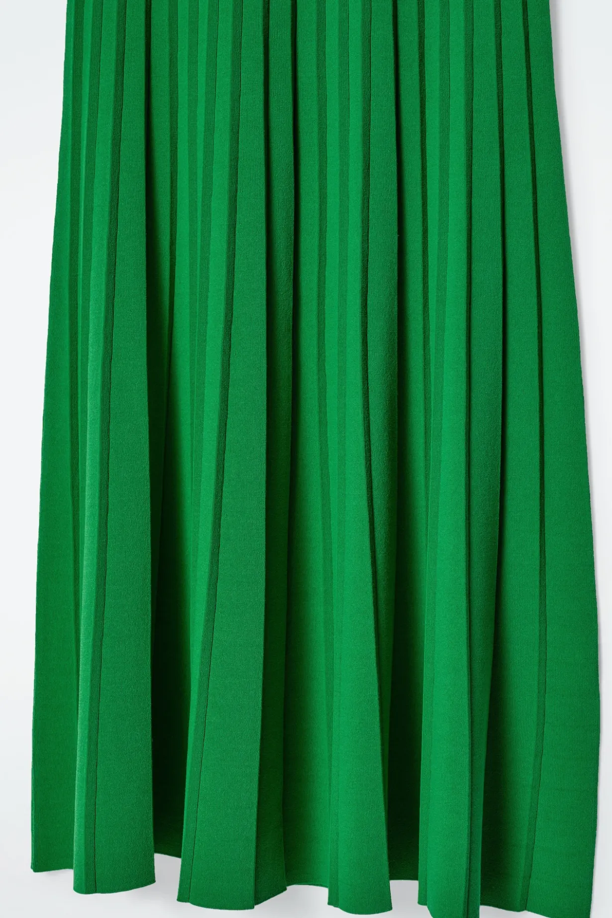 MAXIKLEID MIT FALTEN