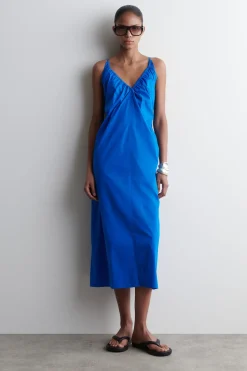 MAXIKLEID MIT RAFFUNGEN UND V-AUSSCHNITT