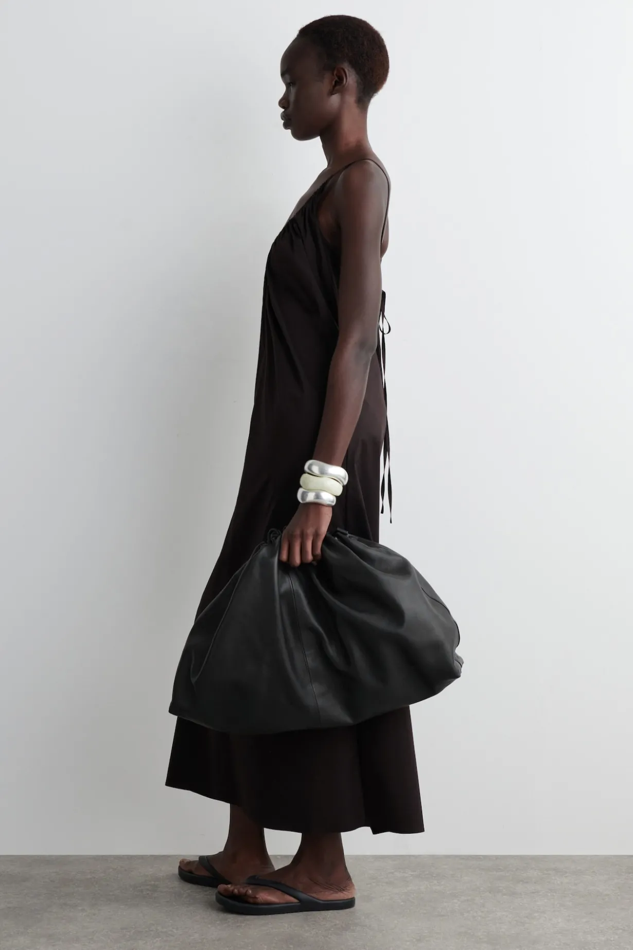MAXIKLEID MIT RAFFUNGEN UND V-AUSSCHNITT