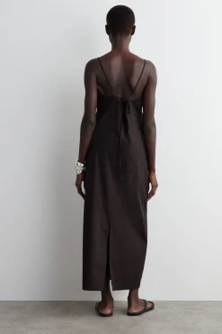 MAXIKLEID MIT RAFFUNGEN UND V-AUSSCHNITT