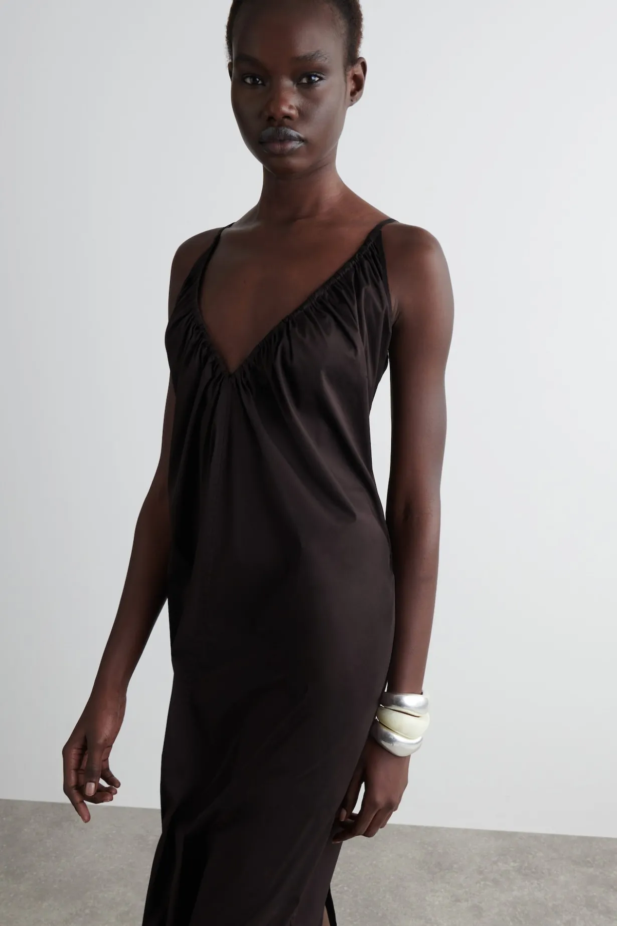 MAXIKLEID MIT RAFFUNGEN UND V-AUSSCHNITT