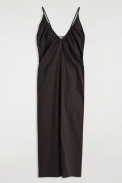 MAXIKLEID MIT RAFFUNGEN UND V-AUSSCHNITT