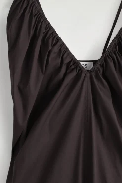 MAXIKLEID MIT RAFFUNGEN UND V-AUSSCHNITT