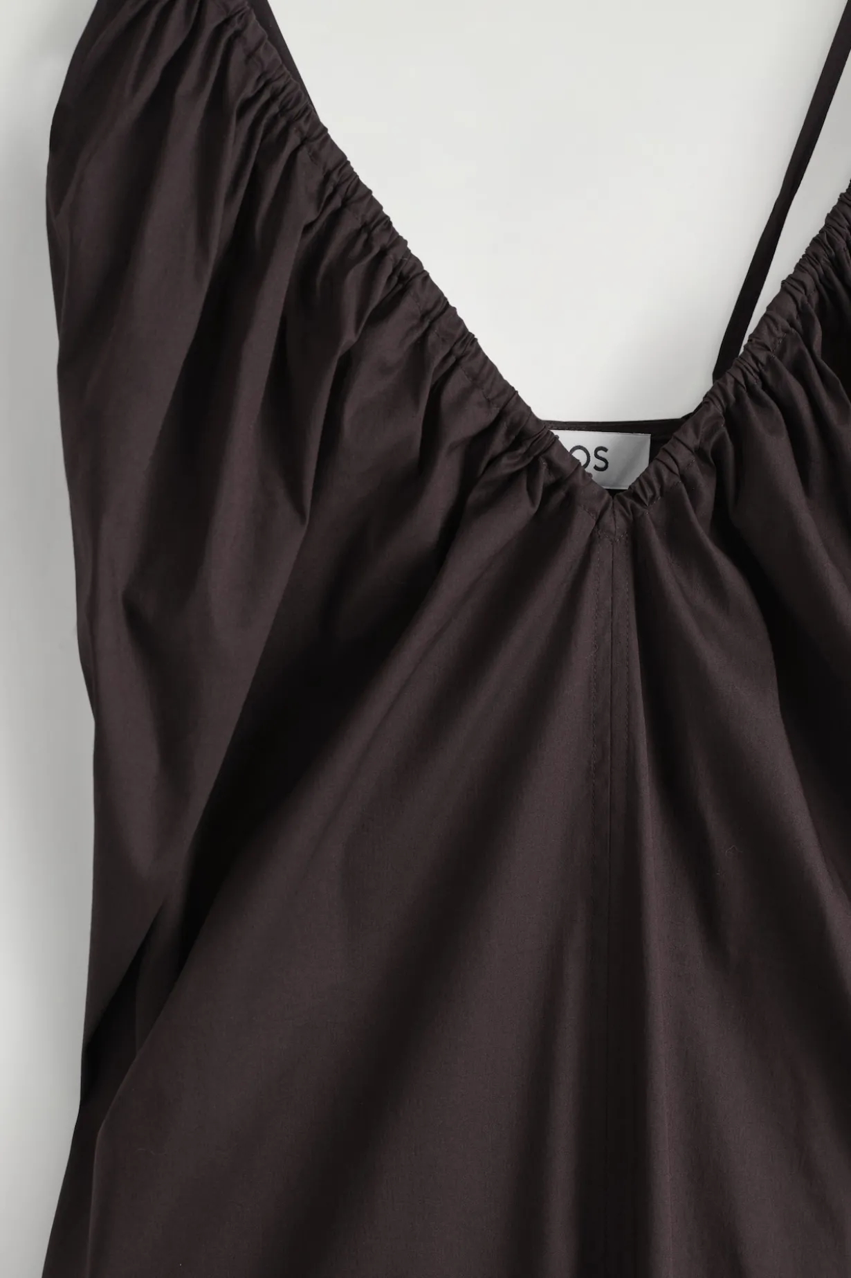 MAXIKLEID MIT RAFFUNGEN UND V-AUSSCHNITT