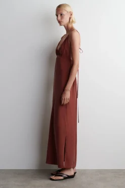 MAXIKLEID MIT V-AUSSCHNITT UND RAFFUNGEN