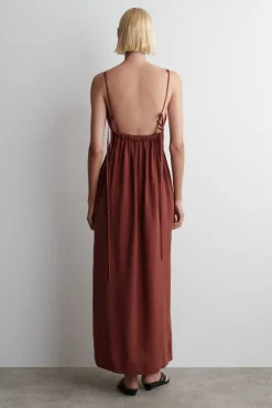 MAXIKLEID MIT V-AUSSCHNITT UND RAFFUNGEN
