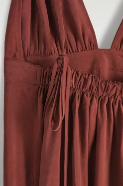 MAXIKLEID MIT V-AUSSCHNITT UND RAFFUNGEN