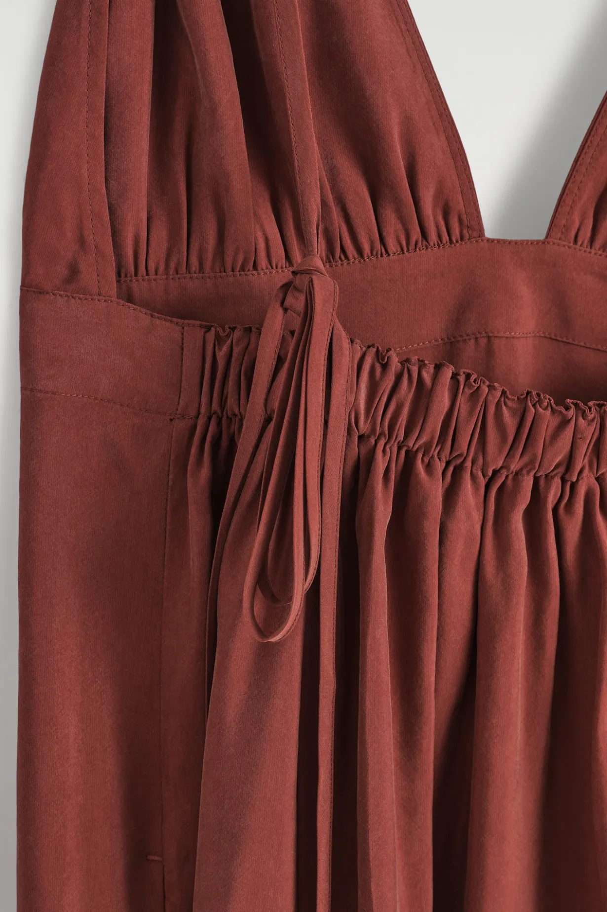 MAXIKLEID MIT V-AUSSCHNITT UND RAFFUNGEN