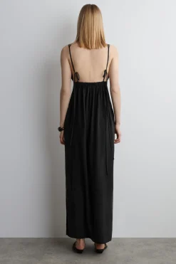 MAXIKLEID MIT V-AUSSCHNITT UND RAFFUNGEN