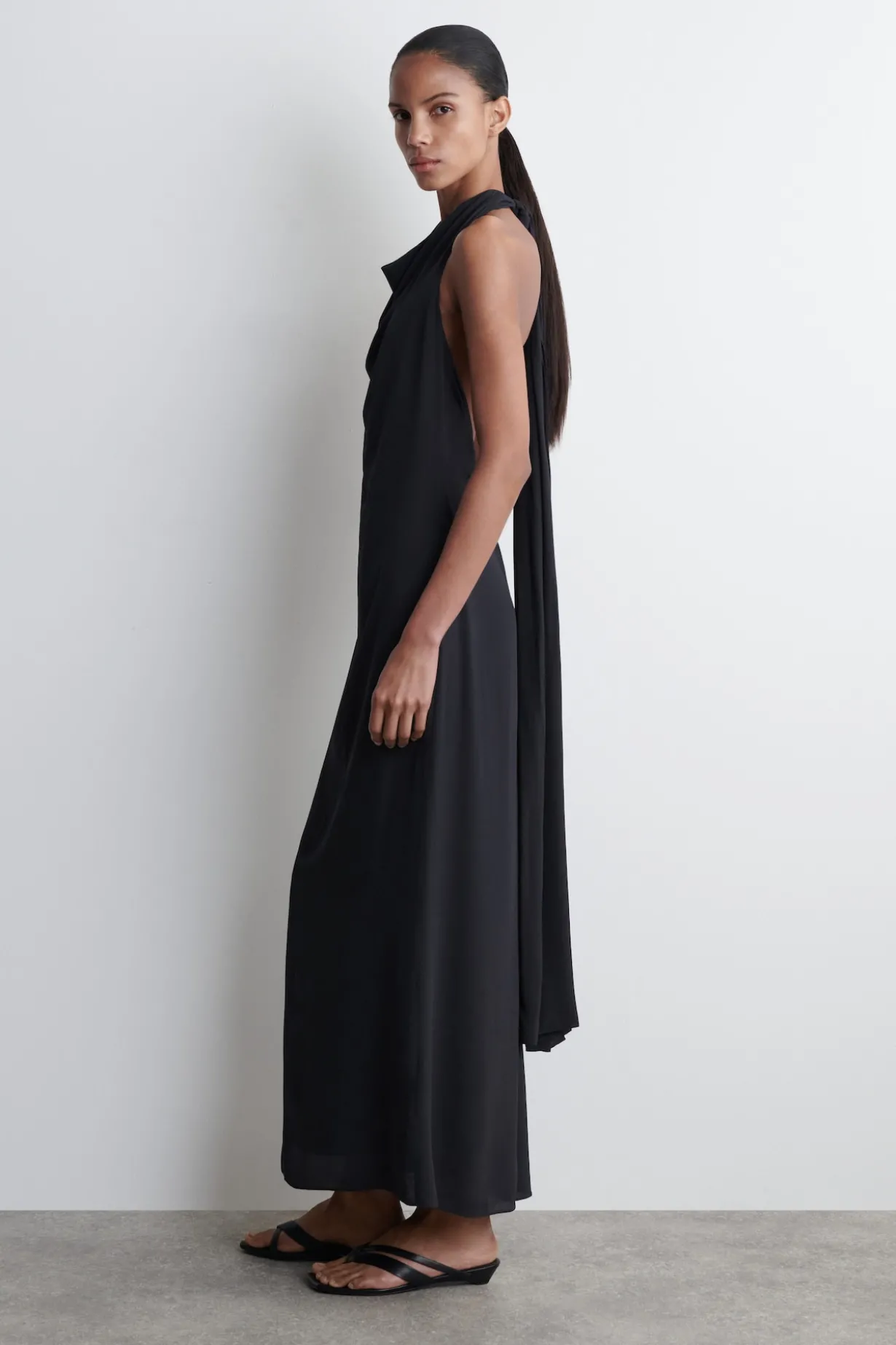 MAXIKLEID MIT WASSERFALLAUSSCHNITT