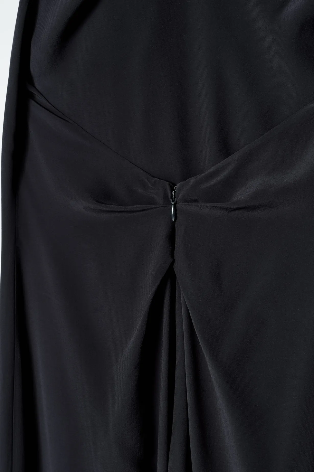 MAXIKLEID MIT WASSERFALLAUSSCHNITT
