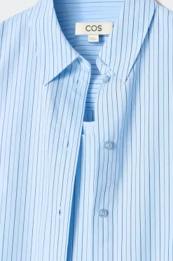 MEHRLAGIGES HEMDKLEID MIT STREIFEN IN TRAPEZFORM