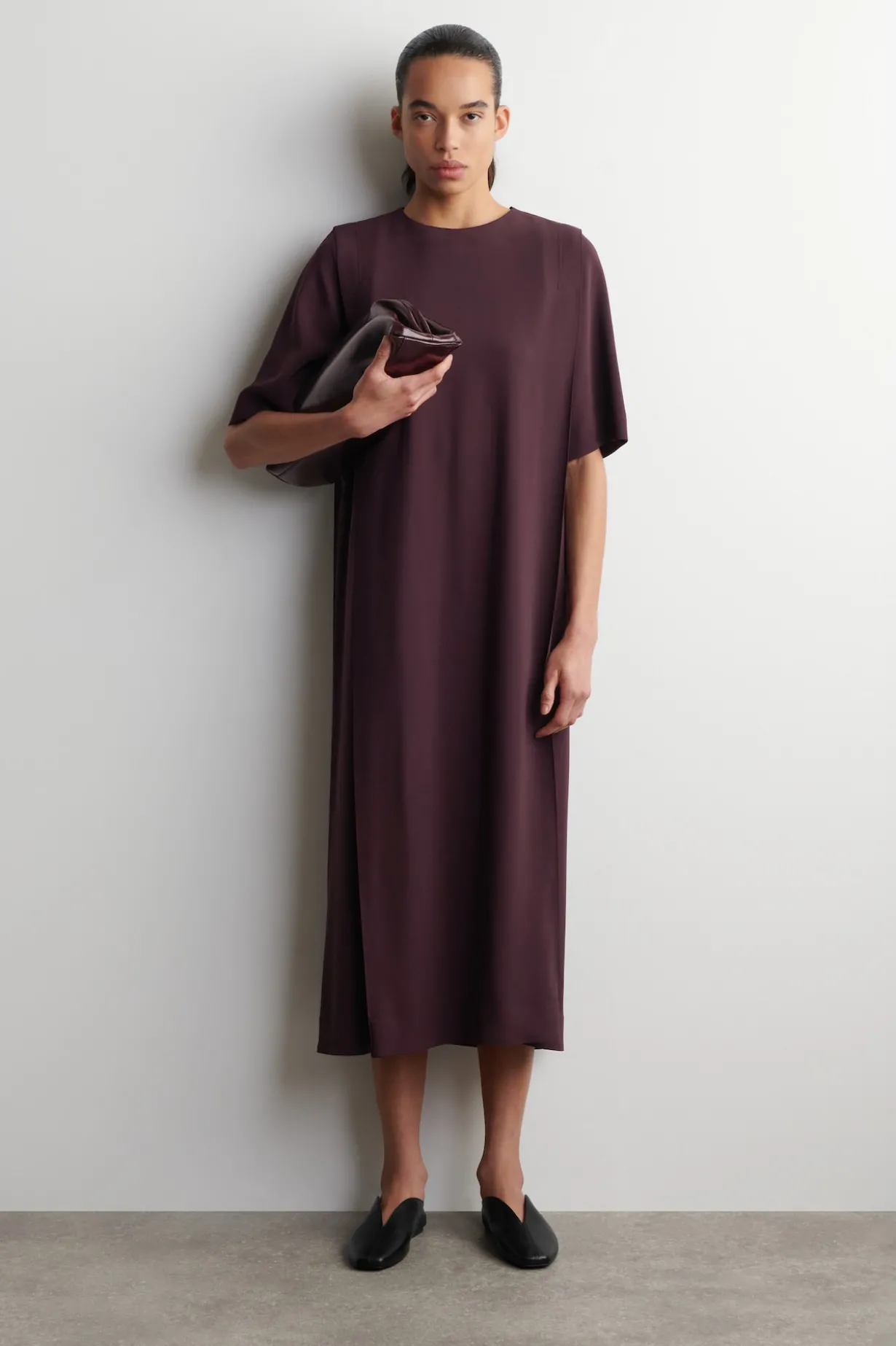 MEHRLAGIGES MIDIKLEID MIT GERADER SILHOUETTE