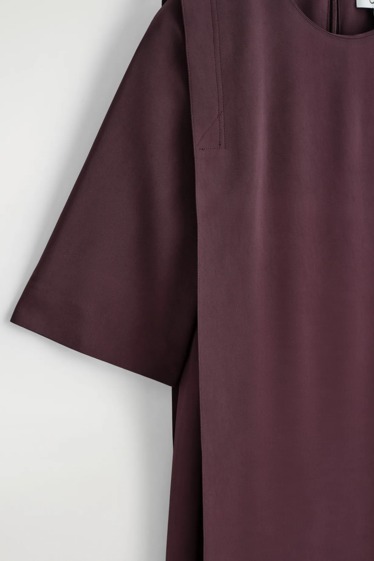 MEHRLAGIGES MIDIKLEID MIT GERADER SILHOUETTE