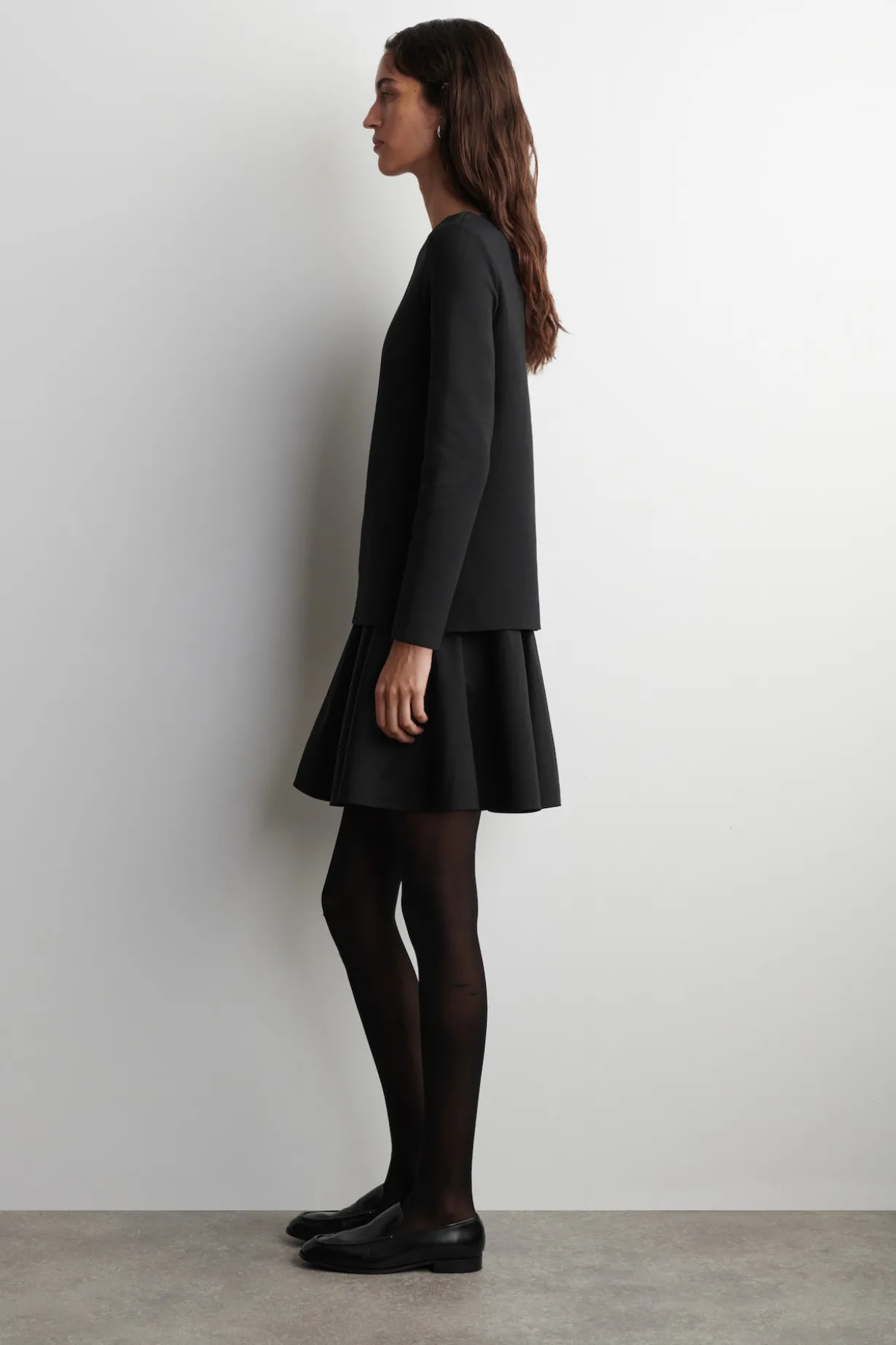 MEHRLAGIGES MINIKLEID MIT LANGEN ÄRMELN
