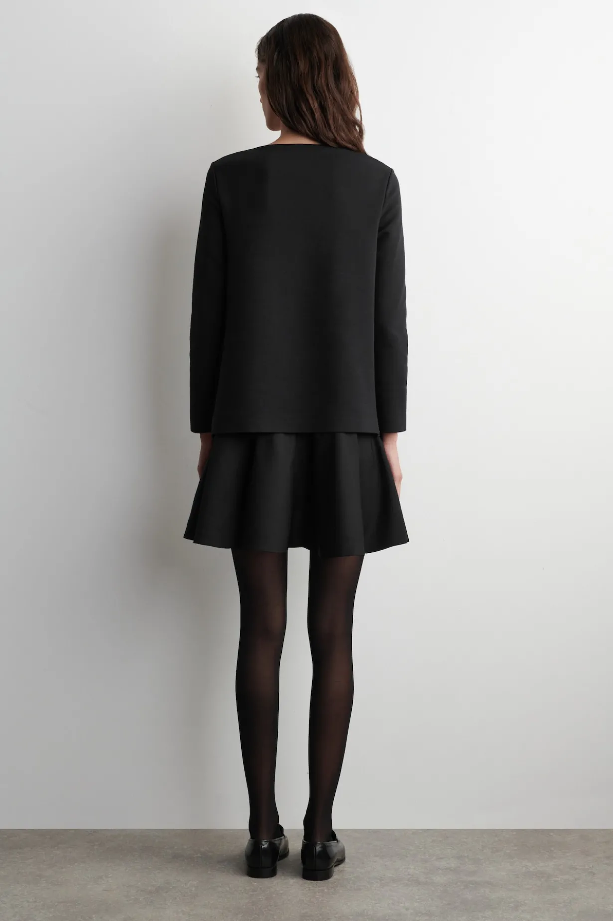 MEHRLAGIGES MINIKLEID MIT LANGEN ÄRMELN