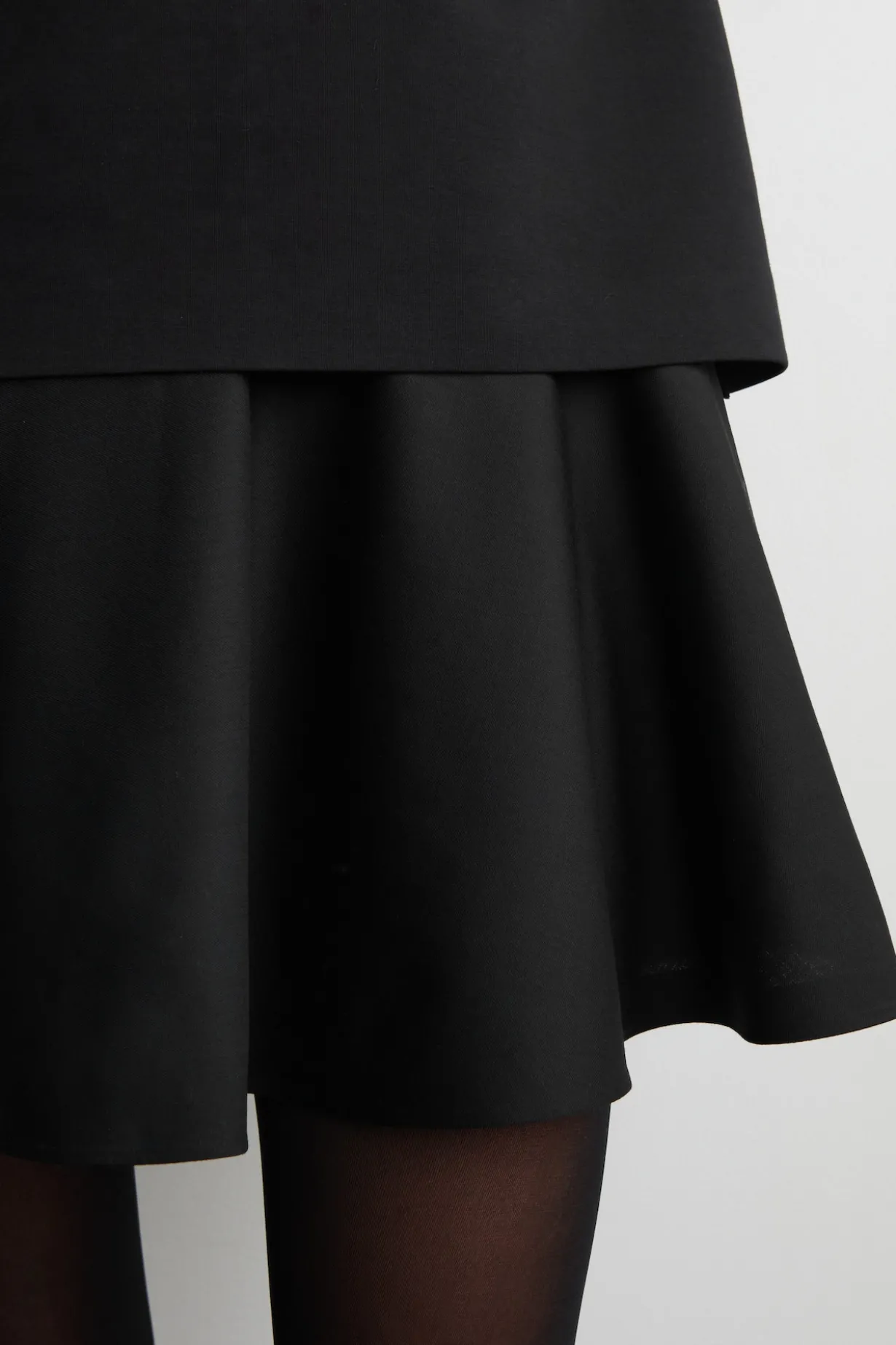 MEHRLAGIGES MINIKLEID MIT LANGEN ÄRMELN