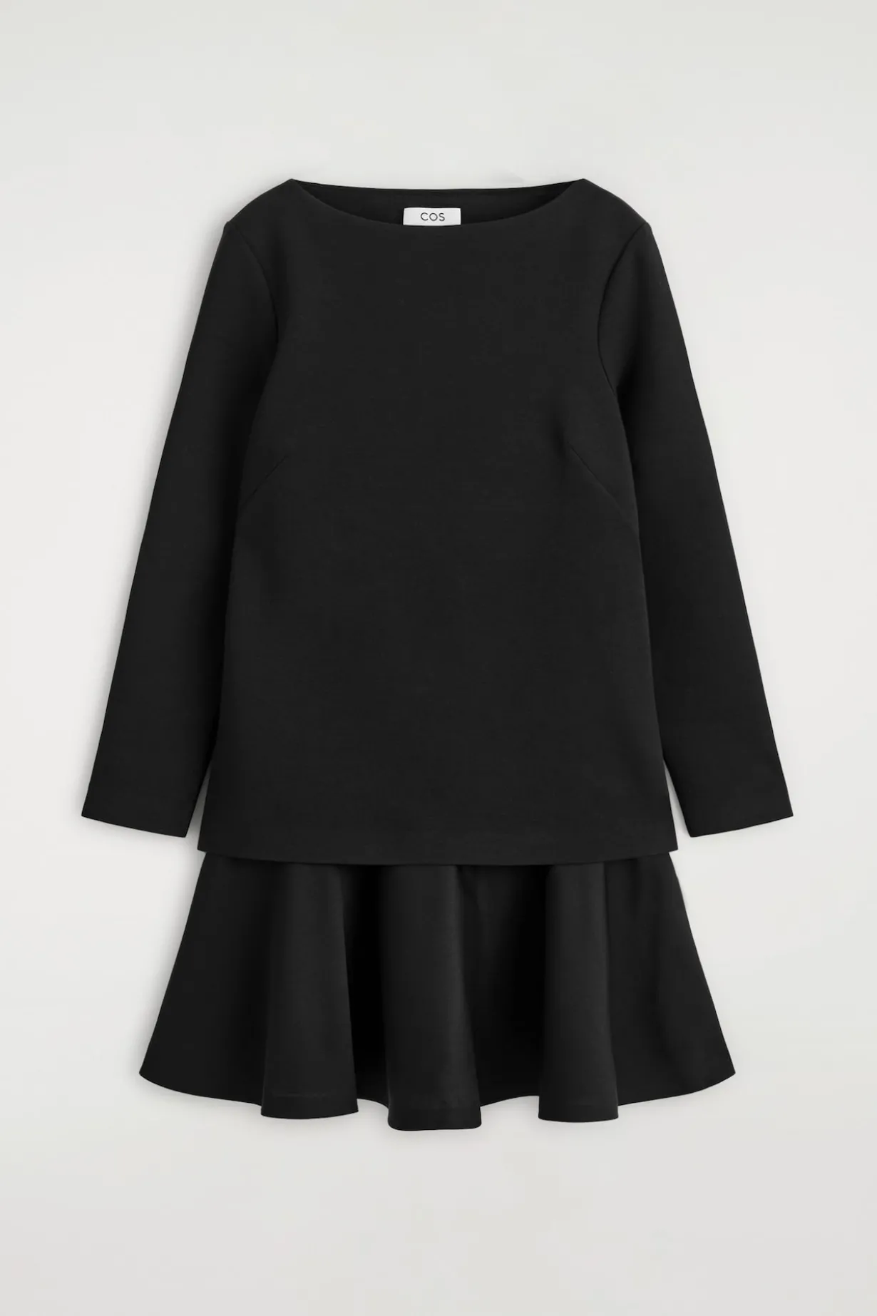 MEHRLAGIGES MINIKLEID MIT LANGEN ÄRMELN
