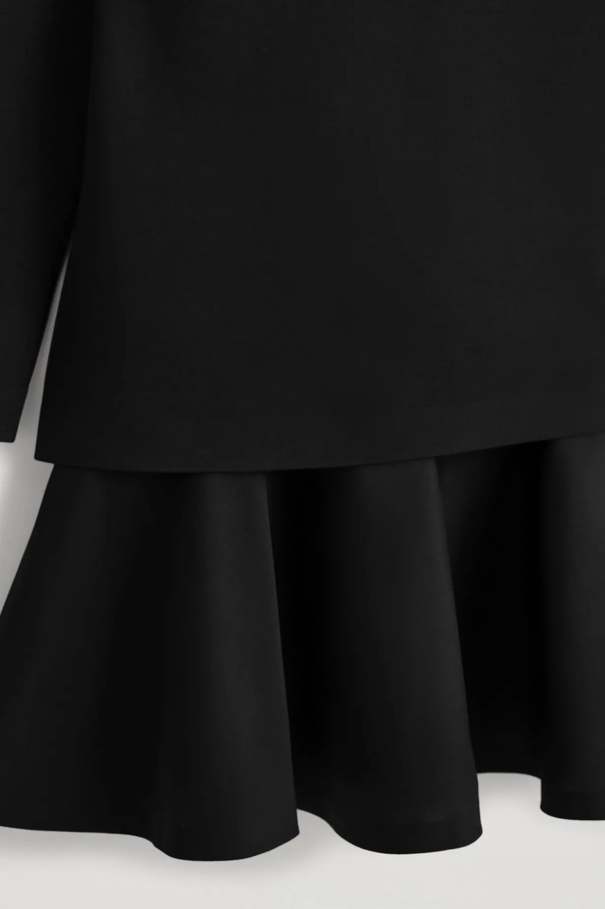 MEHRLAGIGES MINIKLEID MIT LANGEN ÄRMELN
