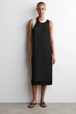 MEHRLAGIGES STRICKKLEID IN MIDILÄNGE