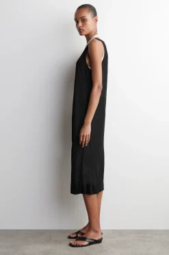 MEHRLAGIGES STRICKKLEID IN MIDILÄNGE