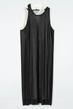 MEHRLAGIGES STRICKKLEID IN MIDILÄNGE
