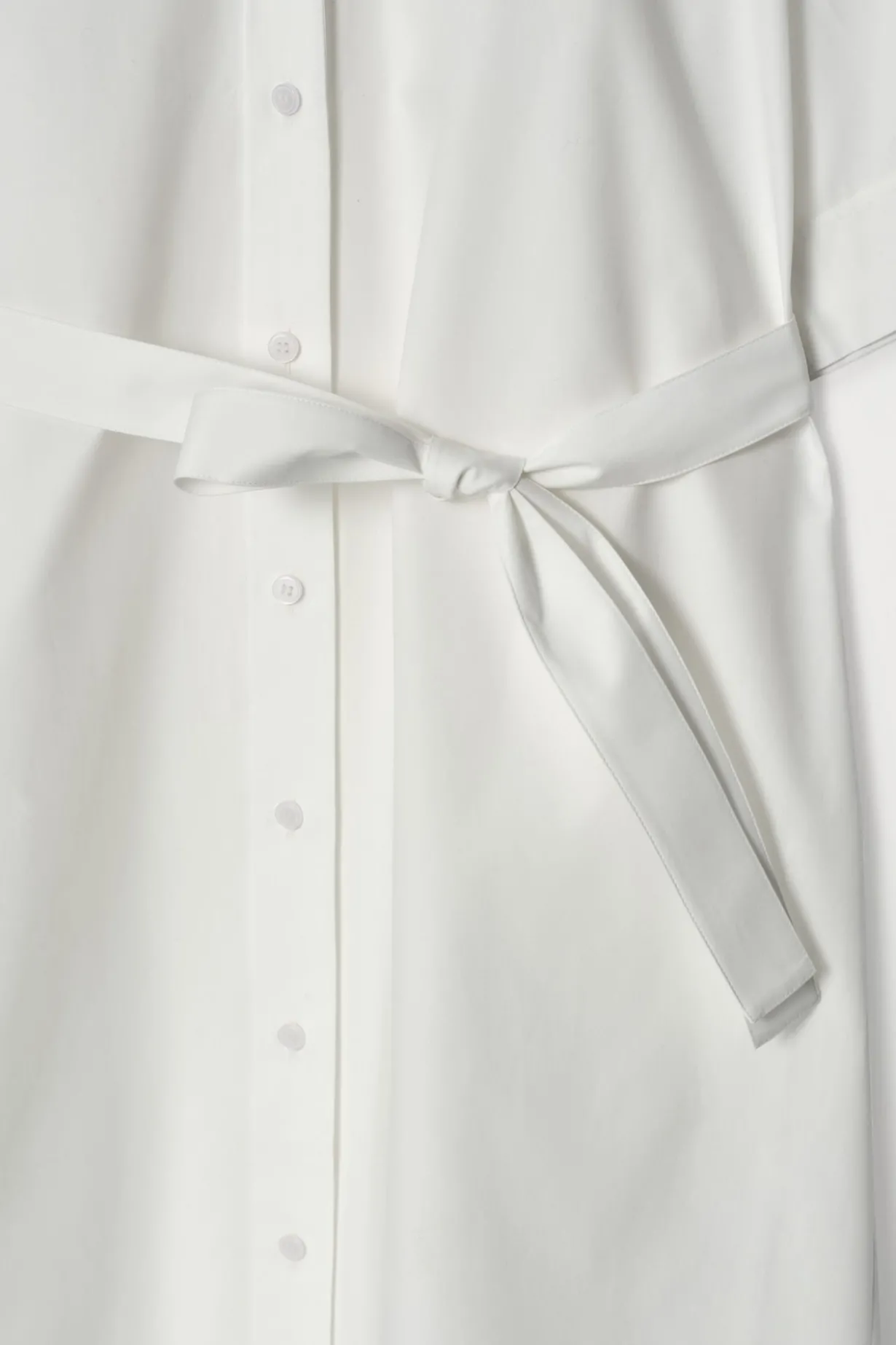 MIDI-HEMDKLEID MIT KURZEN ÄRMELN UND GÜRTEL