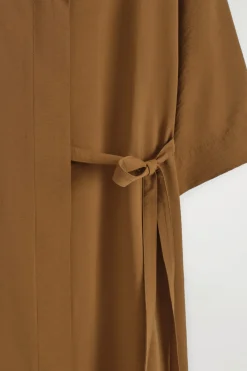 MIDI-HEMDKLEID MIT SEITLICHEM GÜRTEL