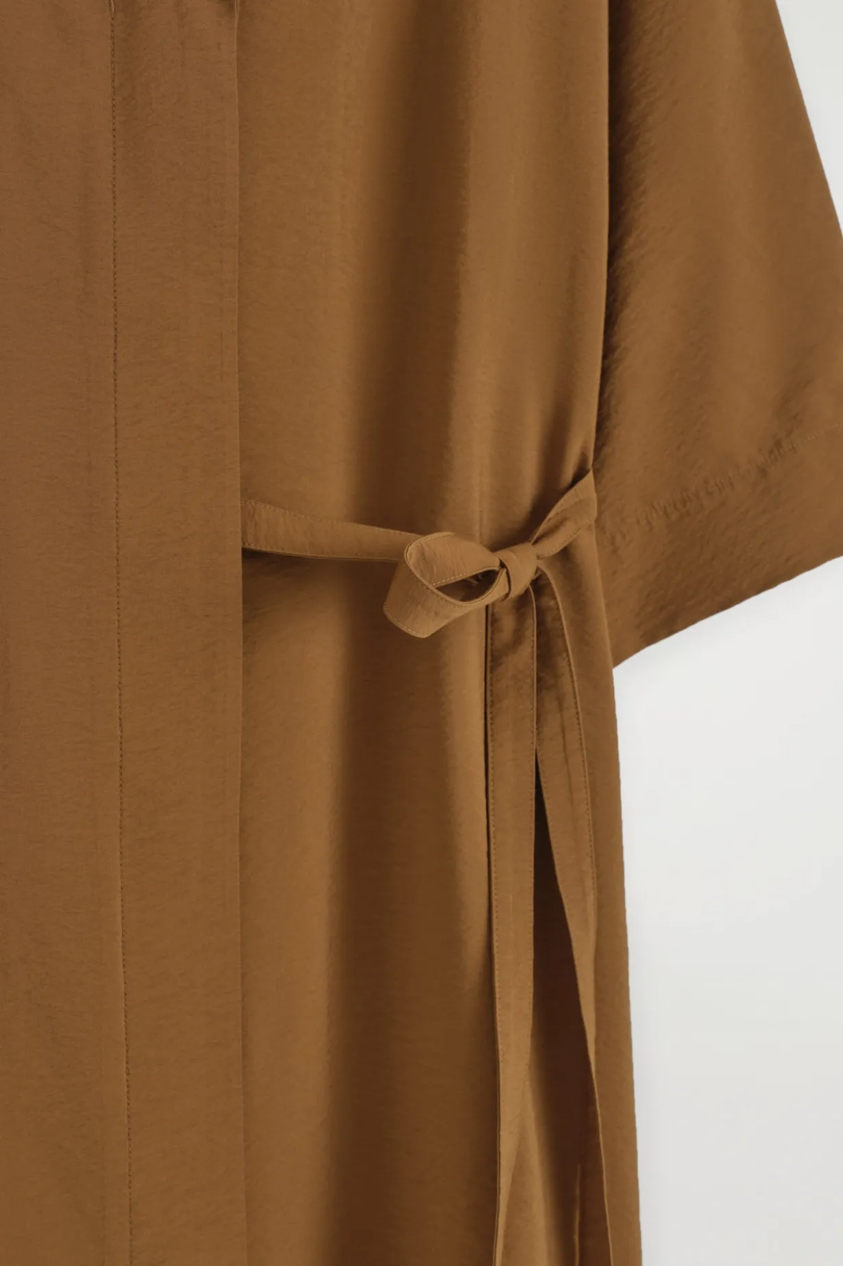 MIDI-HEMDKLEID MIT SEITLICHEM GÜRTEL