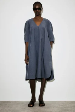 MIDIKLEID AUS BAUMWOLLE MIT V-AUSSCHNITT