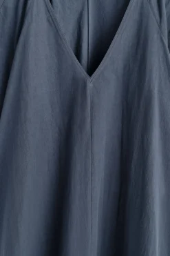 MIDIKLEID AUS BAUMWOLLE MIT V-AUSSCHNITT