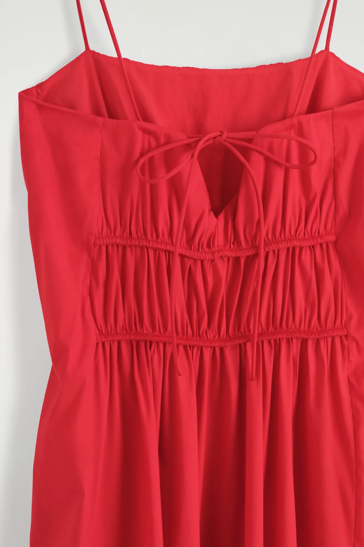 MIDIKLEID AUS BAUMWOLLE MIT RAFFUNGEN