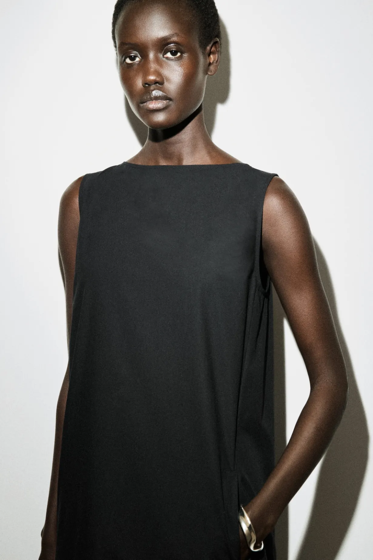 MIDIKLEID AUS BAUMWOLLE MIT ABGESETZTEM SAUM