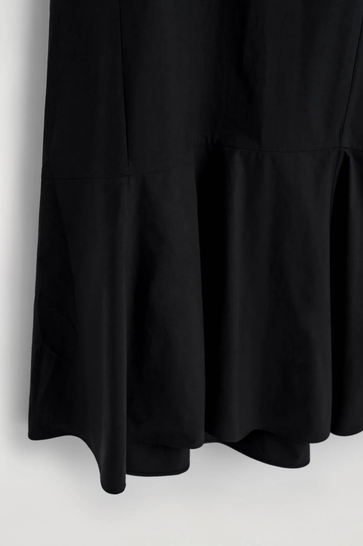 MIDIKLEID AUS BAUMWOLLE MIT ABGESETZTEM SAUM