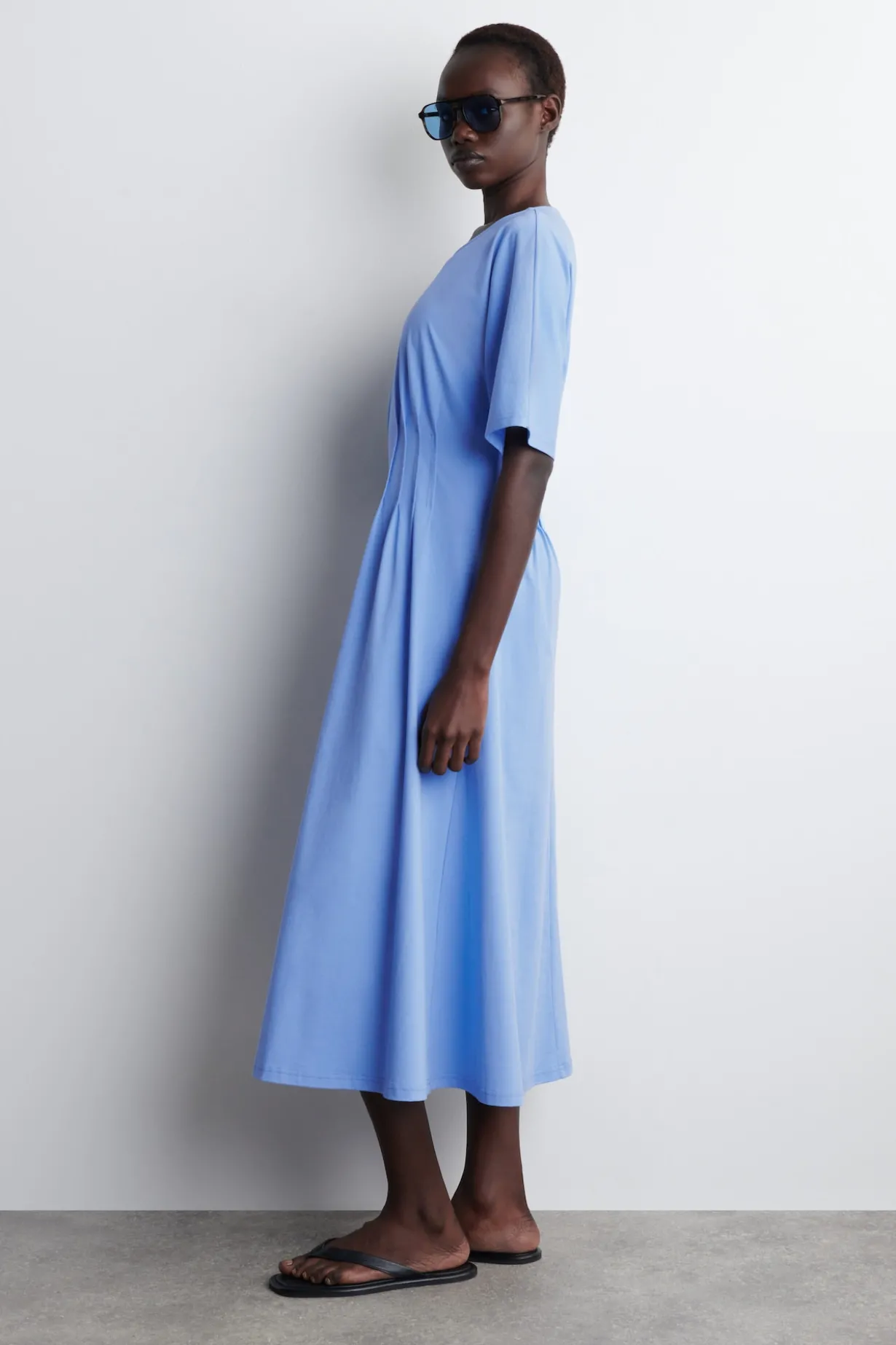 MIDIKLEID AUS BAUMWOLLE MIT BIESEN