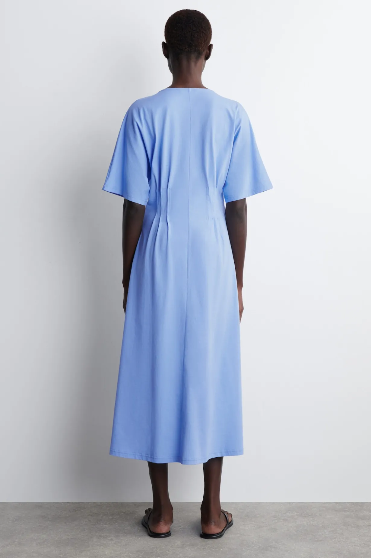 MIDIKLEID AUS BAUMWOLLE MIT BIESEN