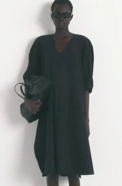 MIDIKLEID AUS BAUMWOLLE MIT V-AUSSCHNITT