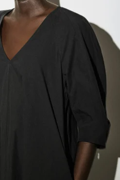 MIDIKLEID AUS BAUMWOLLE MIT V-AUSSCHNITT