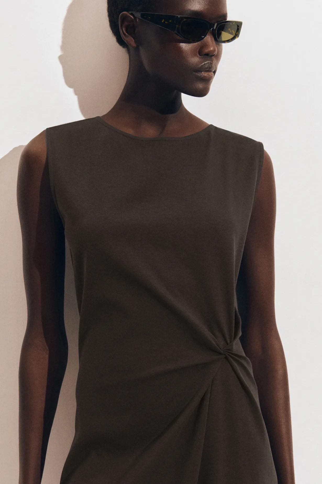 MIDIKLEID AUS JERSEY MIT TWIST-DETAIL