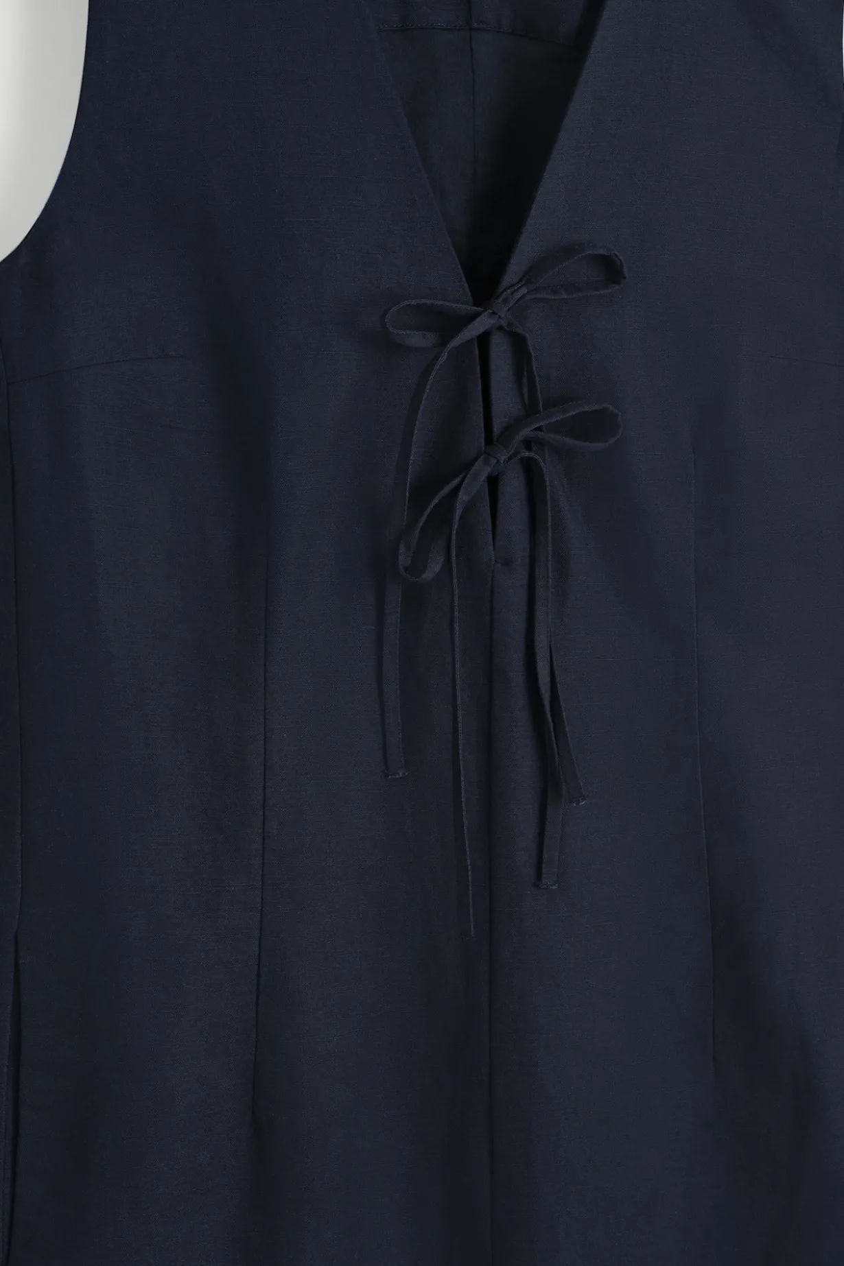 MIDIKLEID AUS LEINEN-MIX MIT BINDEDETAIL VORNE