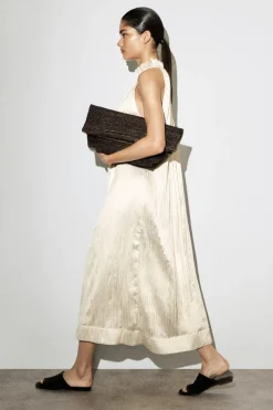 MIDIKLEID AUS SATIN IN KNITTEROPTIK