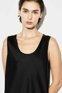 MIDIKLEID AUS SATIN MIT TIEFEM AUSSCHNITT