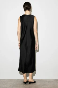 MIDIKLEID AUS SATIN MIT TIEFEM AUSSCHNITT